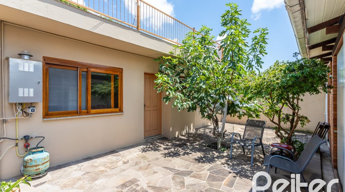 Casa à venda com 127m², 2 dormitórios, 1 suíte, 6 vagas, no bairro Teresópolis em Porto Alegre