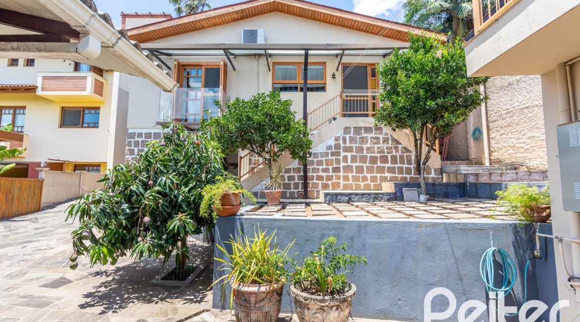 Casa à venda com 127m², 2 dormitórios, 1 suíte, 6 vagas, no bairro Teresópolis em Porto Alegre