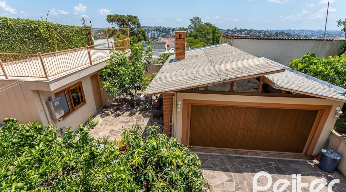 Casa à venda com 127m², 2 dormitórios, 1 suíte, 6 vagas, no bairro Teresópolis em Porto Alegre