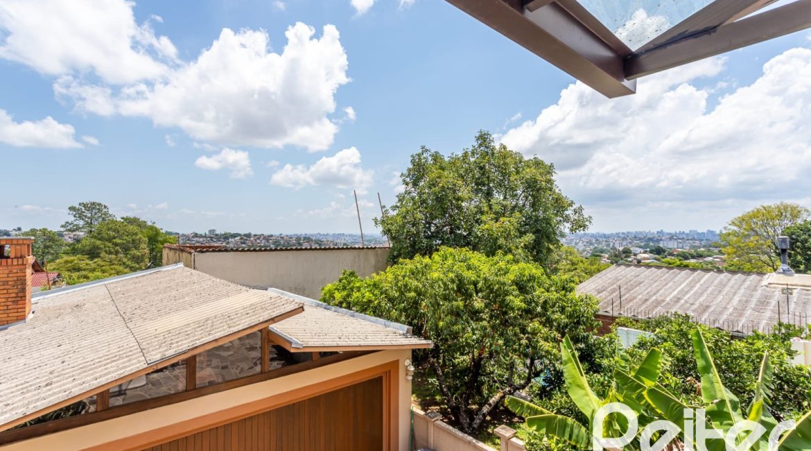 Casa à venda com 127m², 2 dormitórios, 1 suíte, 6 vagas, no bairro Teresópolis em Porto Alegre