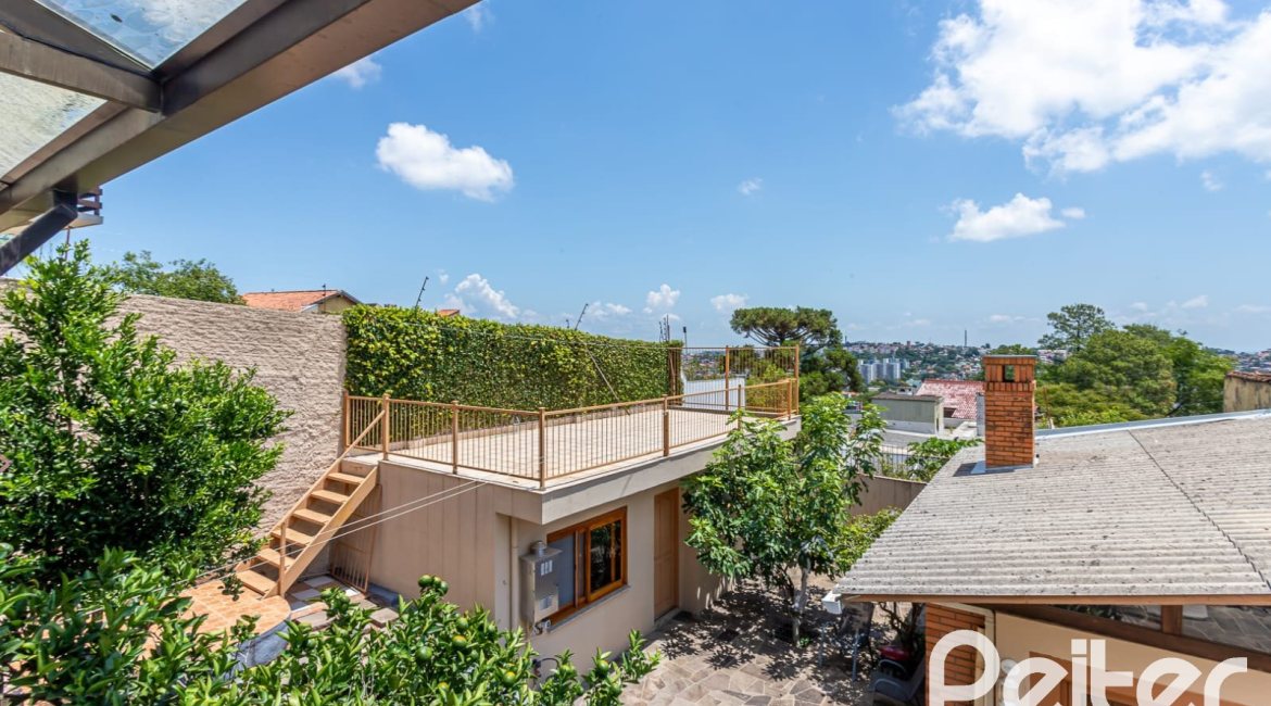 Casa à venda com 127m², 2 dormitórios, 1 suíte, 6 vagas, no bairro Teresópolis em Porto Alegre