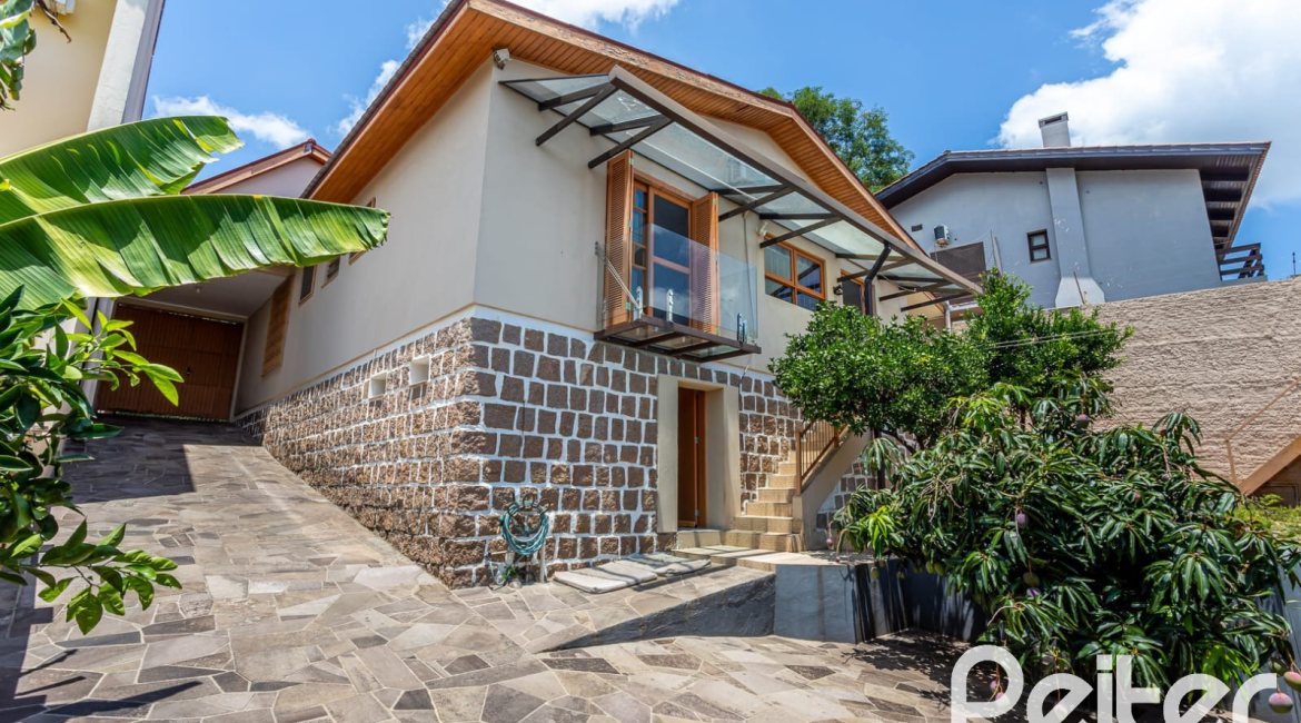 Casa à venda com 127m², 2 dormitórios, 1 suíte, 6 vagas, no bairro Teresópolis em Porto Alegre