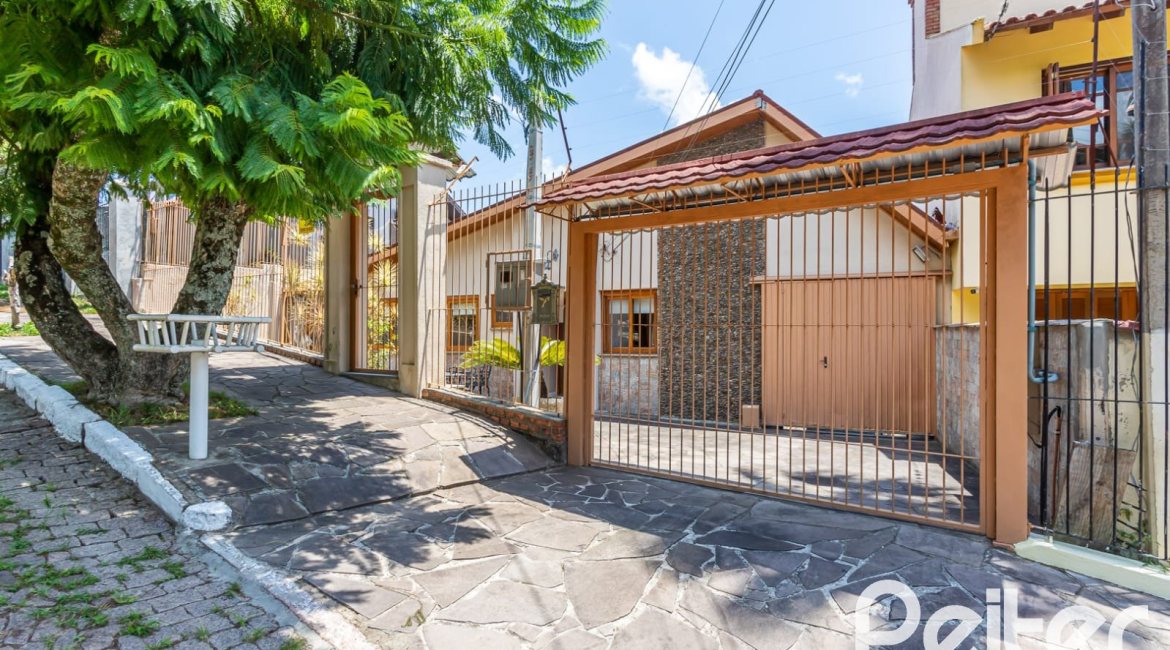 Casa à venda com 127m², 2 dormitórios, 1 suíte, 6 vagas, no bairro Teresópolis em Porto Alegre