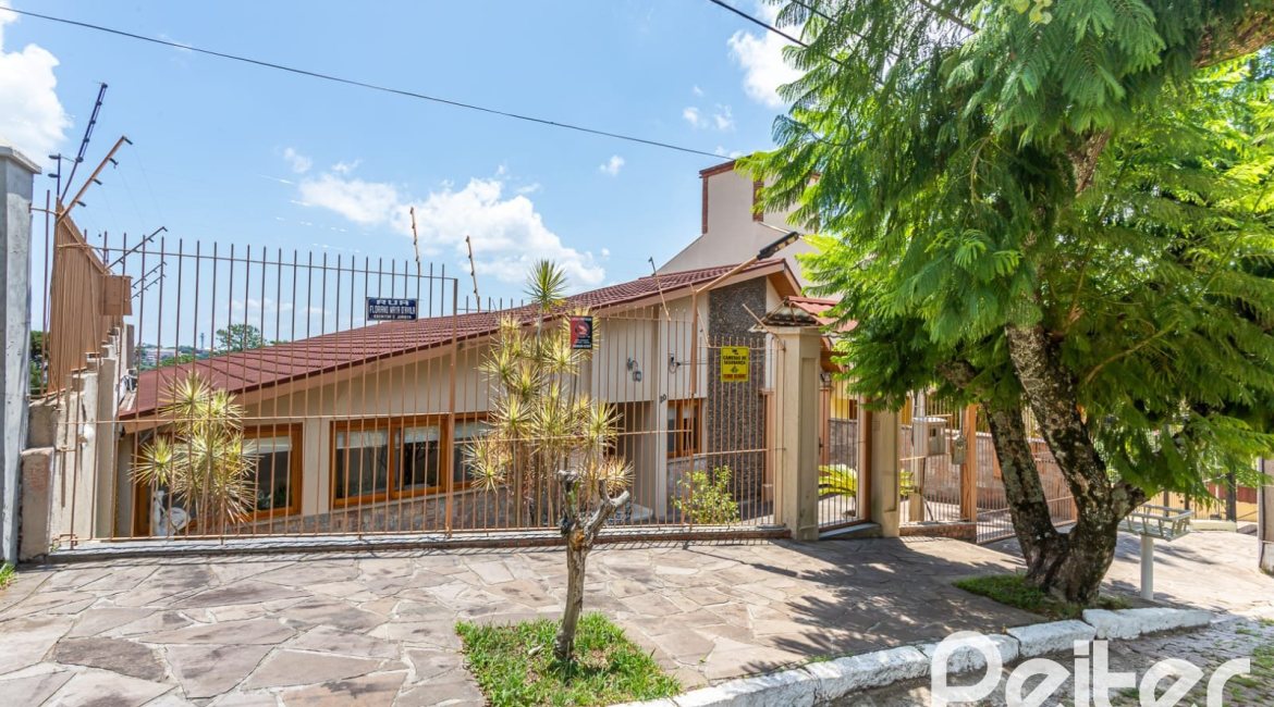 Casa à venda com 127m², 2 dormitórios, 1 suíte, 6 vagas, no bairro Teresópolis em Porto Alegre