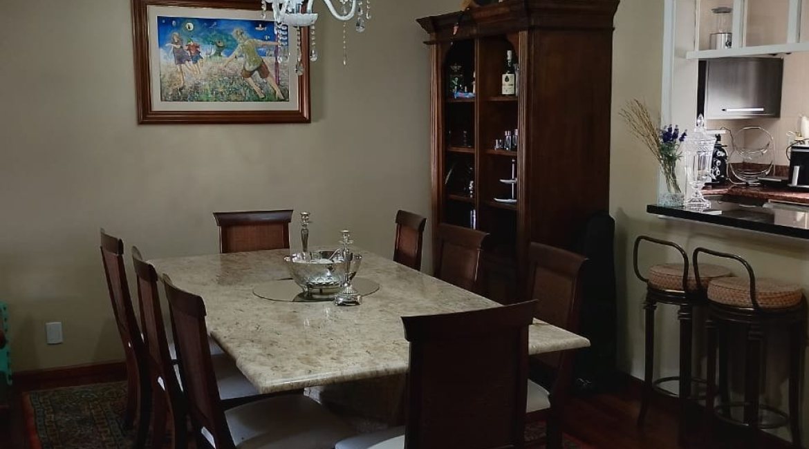 Casa à venda com 324m², 5 dormitórios, 1 suíte, 2 vagas, no bairro Jardim Isabel em Porto Alegre