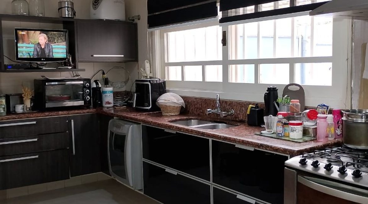 Casa à venda com 324m², 5 dormitórios, 1 suíte, 2 vagas, no bairro Jardim Isabel em Porto Alegre