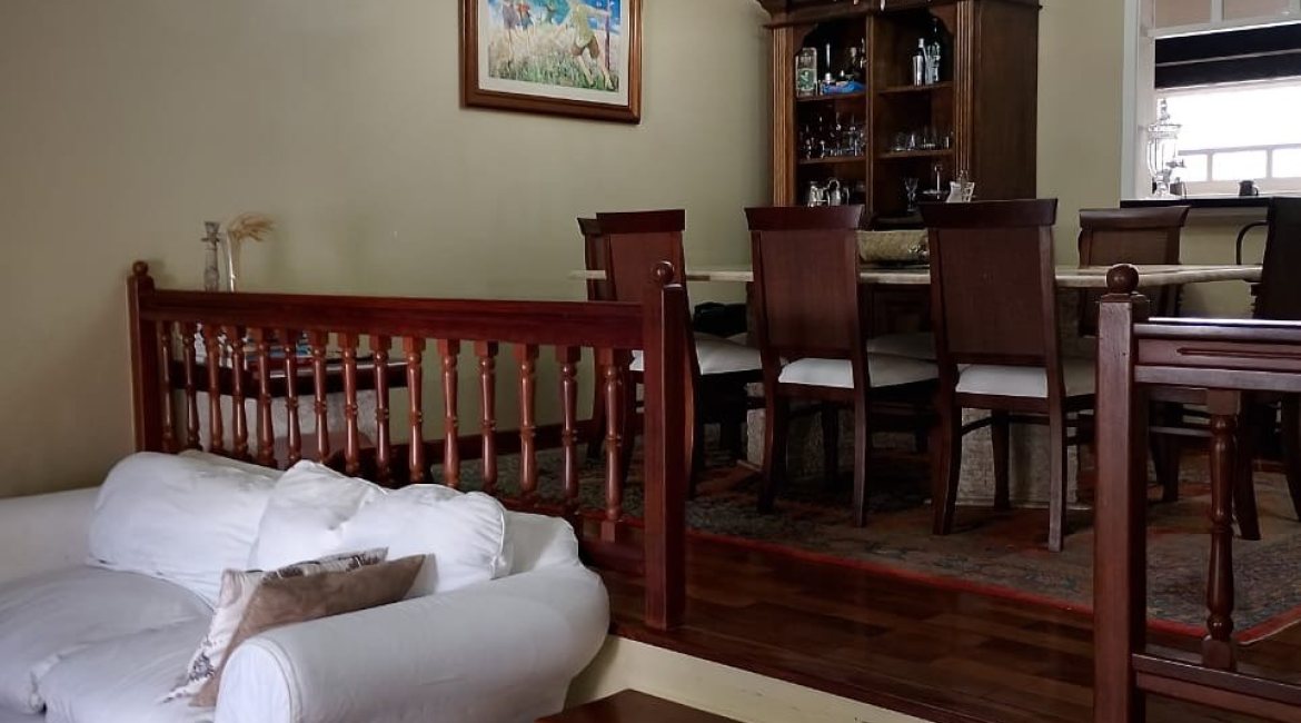 Casa à venda com 324m², 5 dormitórios, 1 suíte, 2 vagas, no bairro Jardim Isabel em Porto Alegre