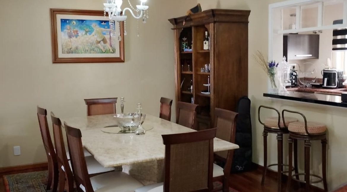 Casa à venda com 324m², 5 dormitórios, 1 suíte, 2 vagas, no bairro Jardim Isabel em Porto Alegre