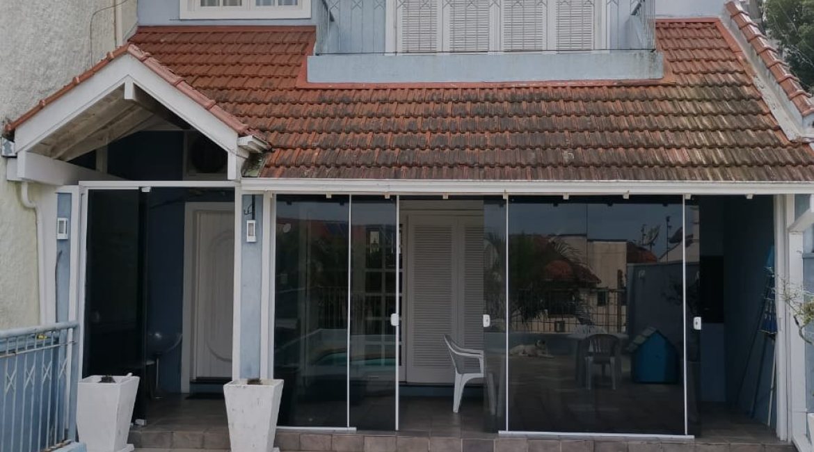 Casa à venda com 324m², 5 dormitórios, 1 suíte, 2 vagas, no bairro Jardim Isabel em Porto Alegre