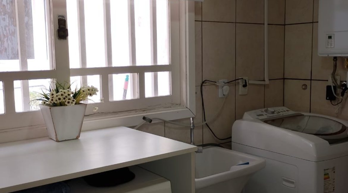 Casa à venda com 324m², 5 dormitórios, 1 suíte, 2 vagas, no bairro Jardim Isabel em Porto Alegre