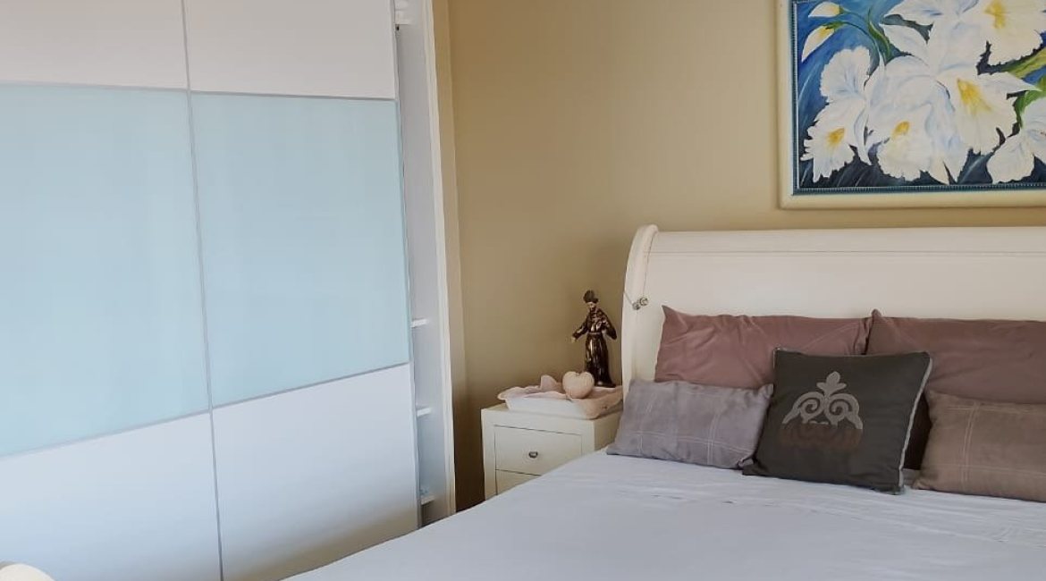 Casa à venda com 324m², 5 dormitórios, 1 suíte, 2 vagas, no bairro Jardim Isabel em Porto Alegre