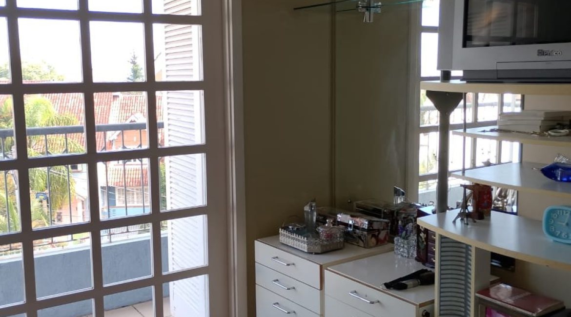 Casa à venda com 324m², 5 dormitórios, 1 suíte, 2 vagas, no bairro Jardim Isabel em Porto Alegre