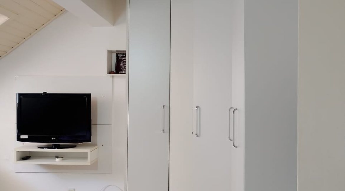 Casa à venda com 324m², 5 dormitórios, 1 suíte, 2 vagas, no bairro Jardim Isabel em Porto Alegre