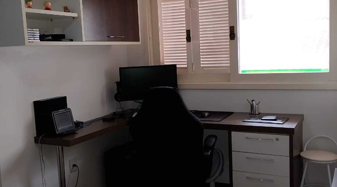 Casa à venda com 324m², 5 dormitórios, 1 suíte, 2 vagas, no bairro Jardim Isabel em Porto Alegre