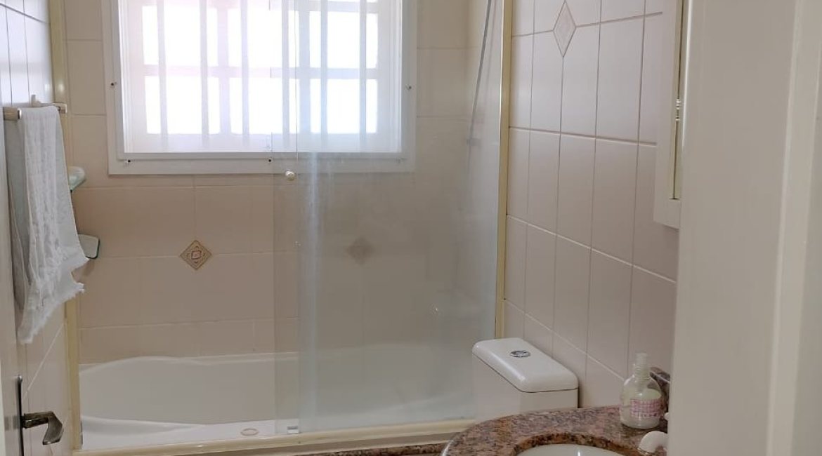 Casa à venda com 324m², 5 dormitórios, 1 suíte, 2 vagas, no bairro Jardim Isabel em Porto Alegre