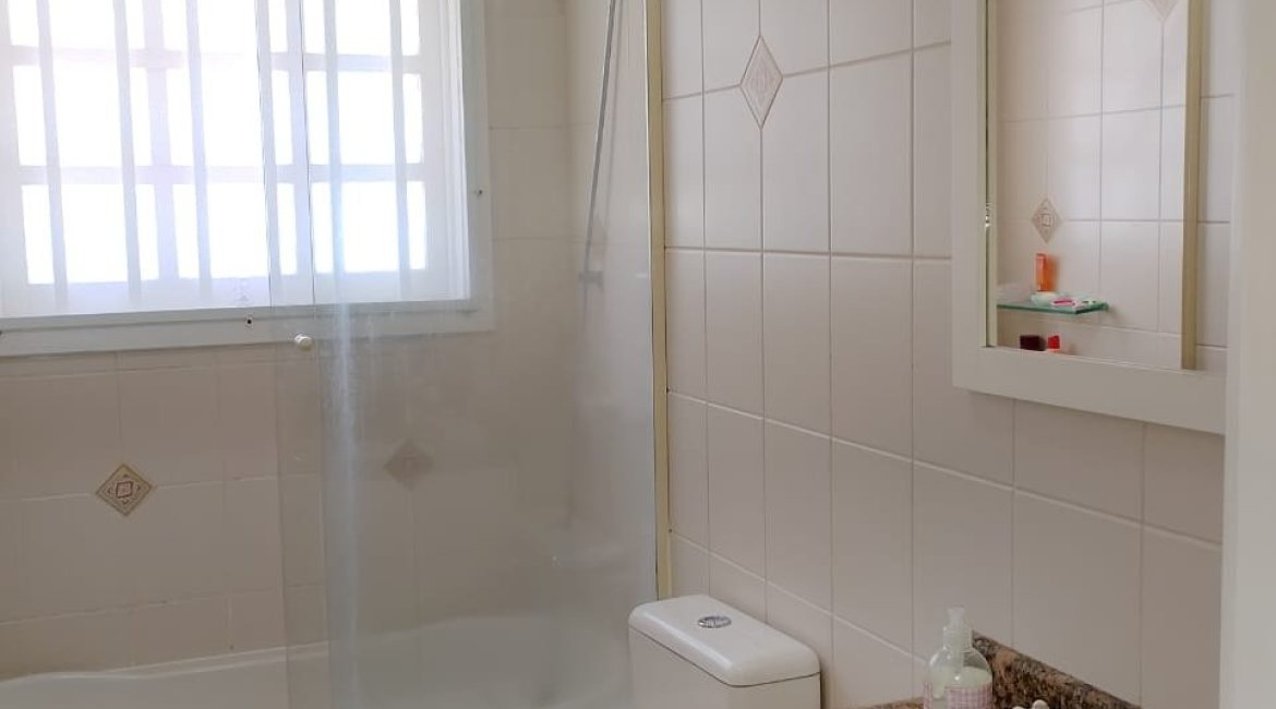Casa à venda com 324m², 5 dormitórios, 1 suíte, 2 vagas, no bairro Jardim Isabel em Porto Alegre