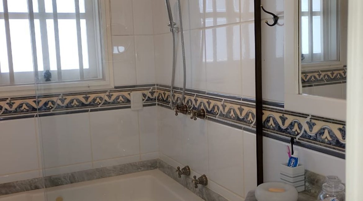 Casa à venda com 324m², 5 dormitórios, 1 suíte, 2 vagas, no bairro Jardim Isabel em Porto Alegre
