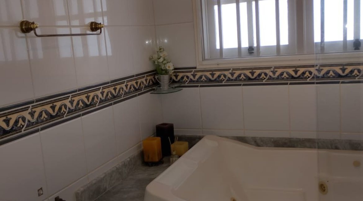 Casa à venda com 324m², 5 dormitórios, 1 suíte, 2 vagas, no bairro Jardim Isabel em Porto Alegre