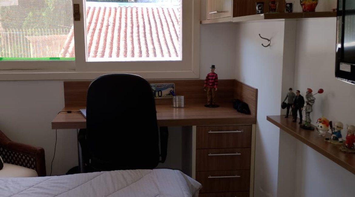 Casa à venda com 324m², 5 dormitórios, 1 suíte, 2 vagas, no bairro Jardim Isabel em Porto Alegre