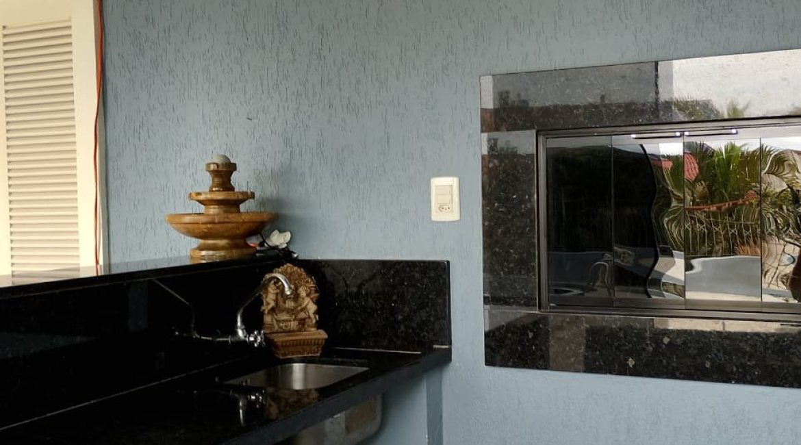 Casa à venda com 324m², 5 dormitórios, 1 suíte, 2 vagas, no bairro Jardim Isabel em Porto Alegre