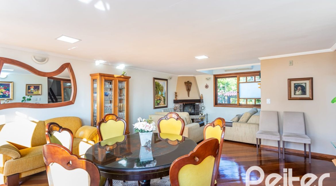 Casa à venda com 226m², 2 dormitórios, 1 suíte, 4 vagas, no bairro Teresópolis em Porto Alegre