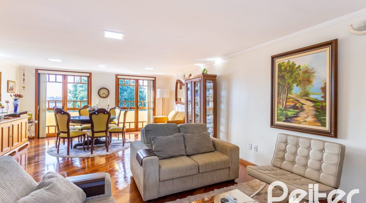 Casa à venda com 226m², 2 dormitórios, 1 suíte, 4 vagas, no bairro Teresópolis em Porto Alegre