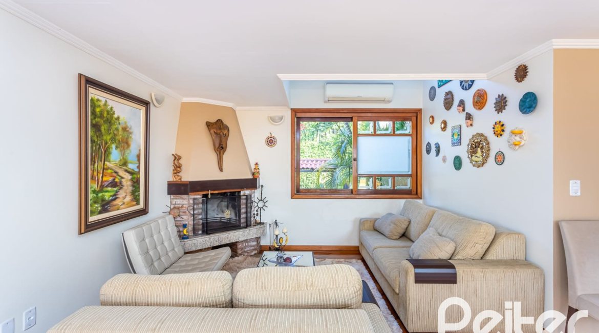 Casa à venda com 226m², 2 dormitórios, 1 suíte, 4 vagas, no bairro Teresópolis em Porto Alegre