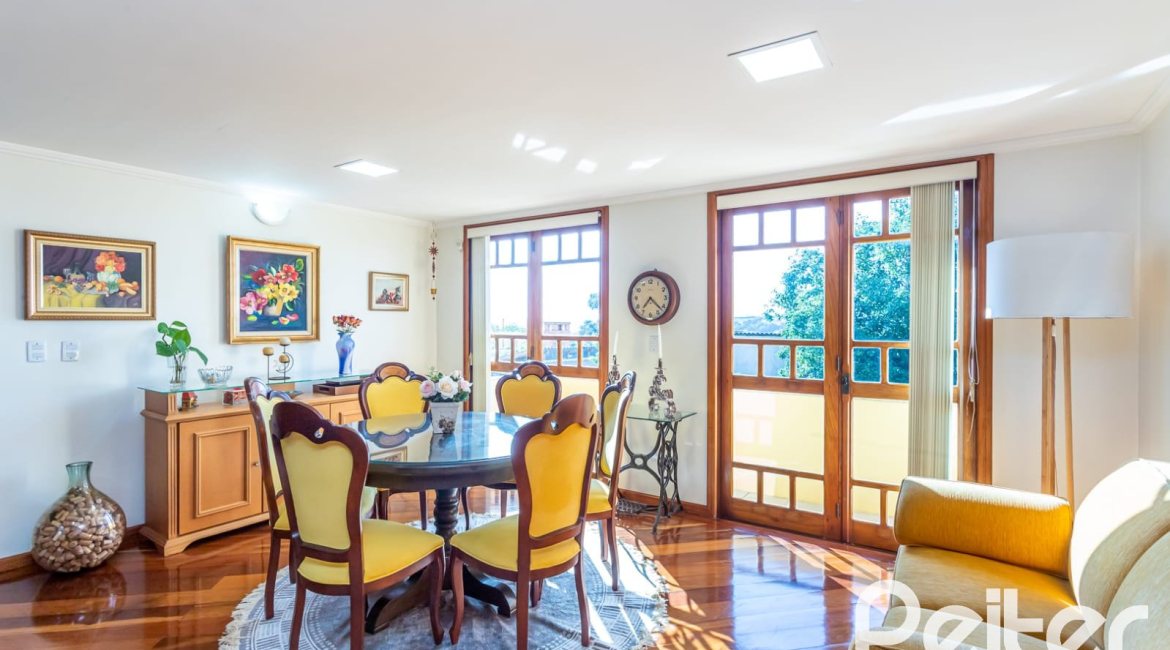 Casa à venda com 226m², 2 dormitórios, 1 suíte, 4 vagas, no bairro Teresópolis em Porto Alegre