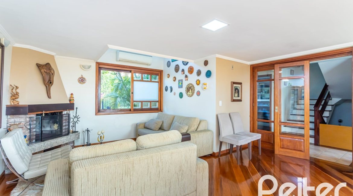 Casa à venda com 226m², 2 dormitórios, 1 suíte, 4 vagas, no bairro Teresópolis em Porto Alegre