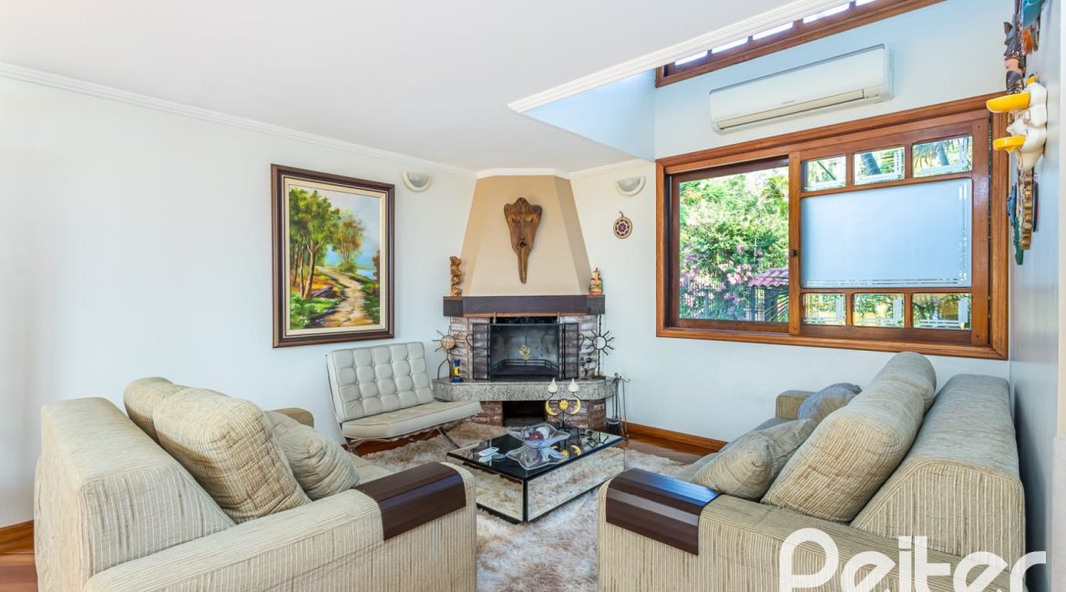 Casa à venda com 226m², 2 dormitórios, 1 suíte, 4 vagas, no bairro Teresópolis em Porto Alegre