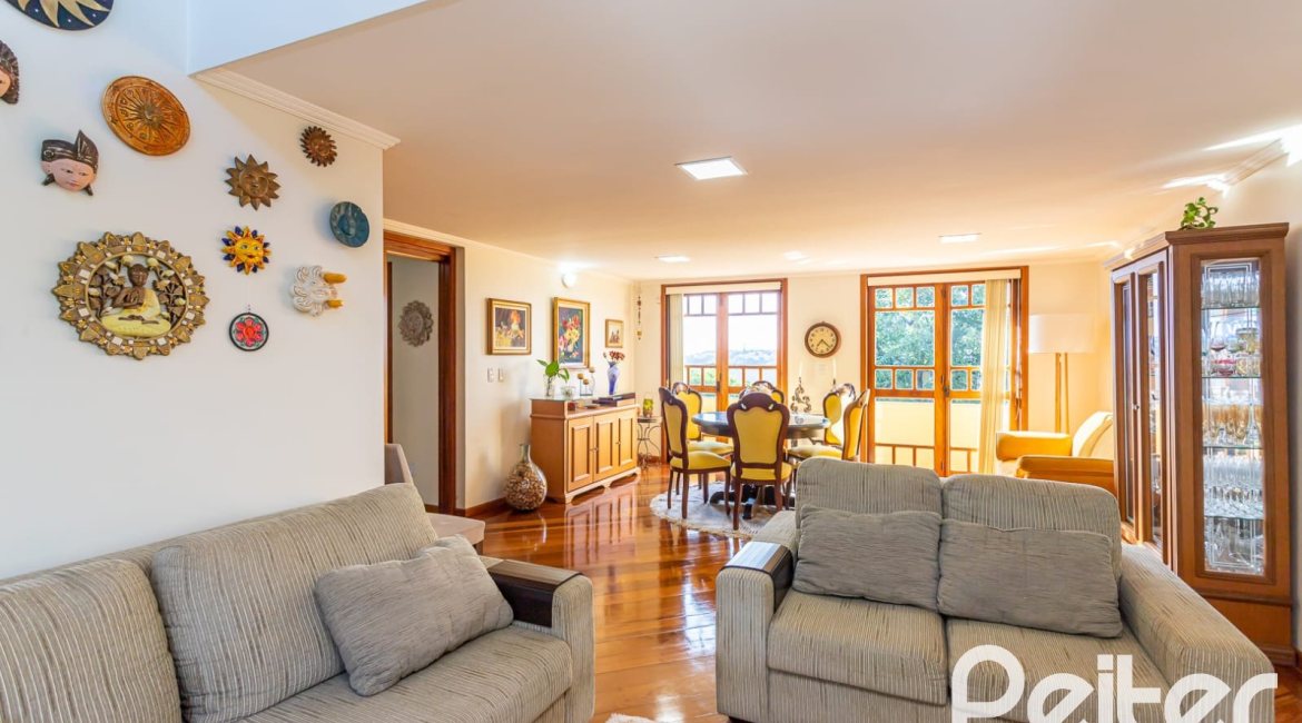 Casa à venda com 226m², 2 dormitórios, 1 suíte, 4 vagas, no bairro Teresópolis em Porto Alegre