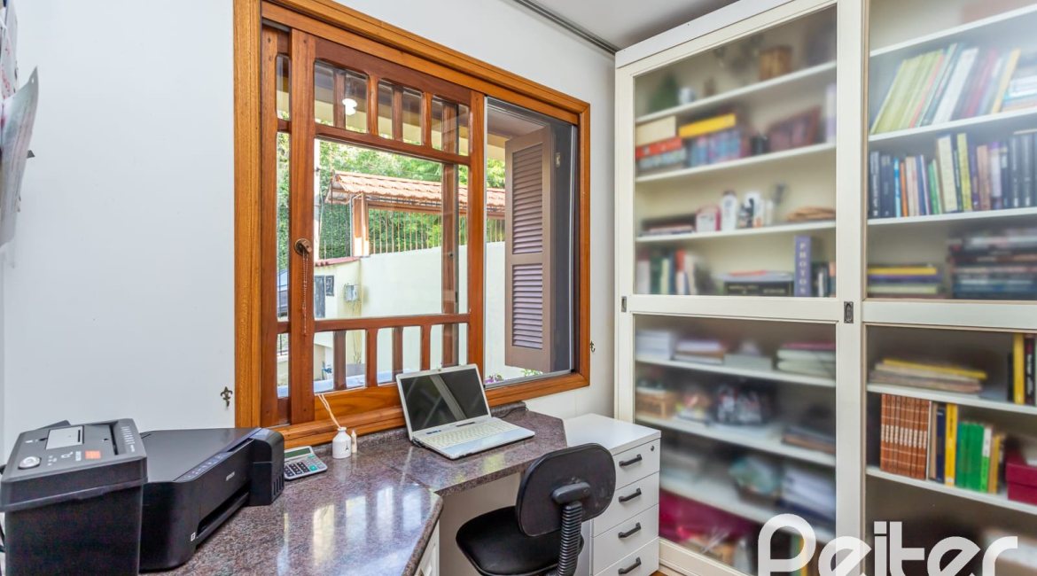 Casa à venda com 226m², 2 dormitórios, 1 suíte, 4 vagas, no bairro Teresópolis em Porto Alegre