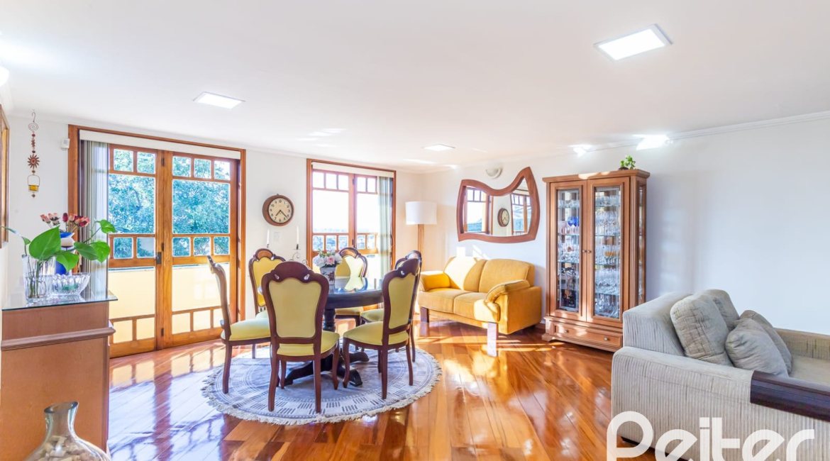 Casa à venda com 226m², 2 dormitórios, 1 suíte, 4 vagas, no bairro Teresópolis em Porto Alegre