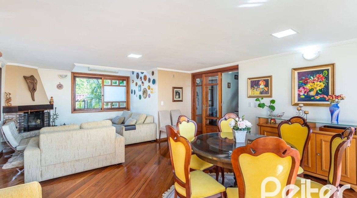 Casa à venda com 226m², 2 dormitórios, 1 suíte, 4 vagas, no bairro Teresópolis em Porto Alegre