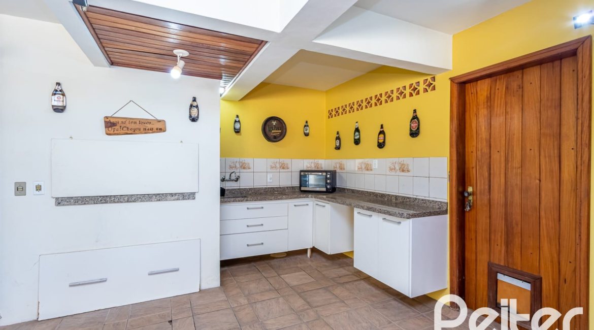 Casa à venda com 226m², 2 dormitórios, 1 suíte, 4 vagas, no bairro Teresópolis em Porto Alegre