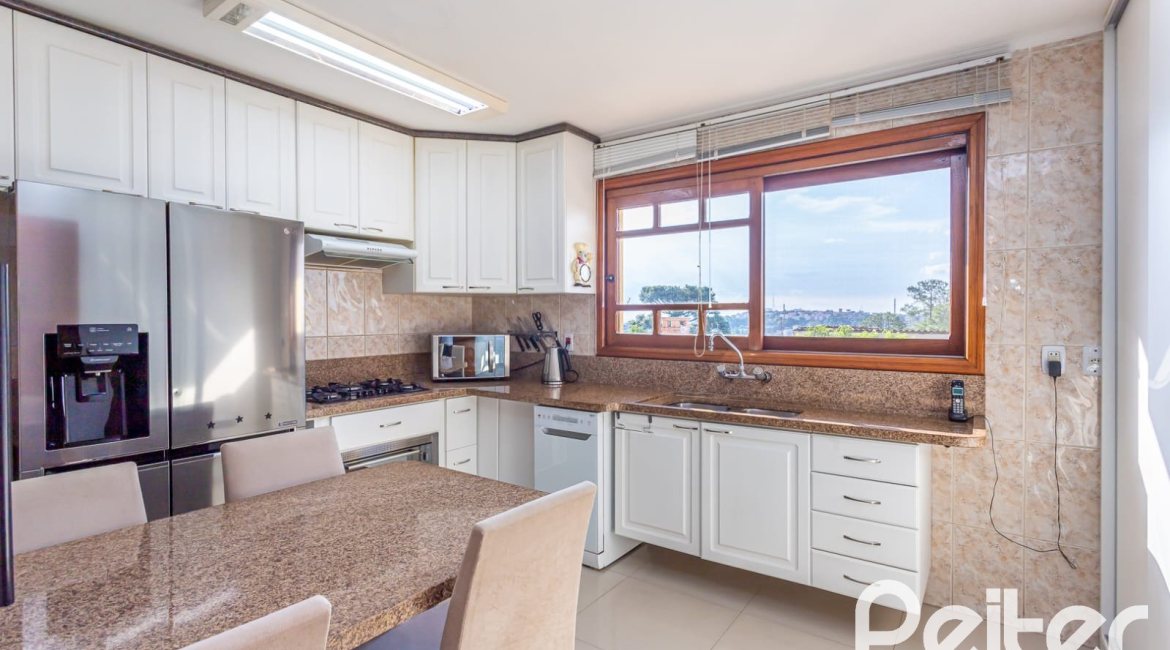 Casa à venda com 226m², 2 dormitórios, 1 suíte, 4 vagas, no bairro Teresópolis em Porto Alegre