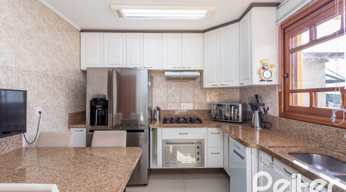 Casa à venda com 226m², 2 dormitórios, 1 suíte, 4 vagas, no bairro Teresópolis em Porto Alegre