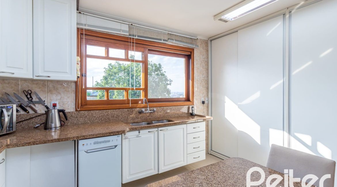 Casa à venda com 226m², 2 dormitórios, 1 suíte, 4 vagas, no bairro Teresópolis em Porto Alegre