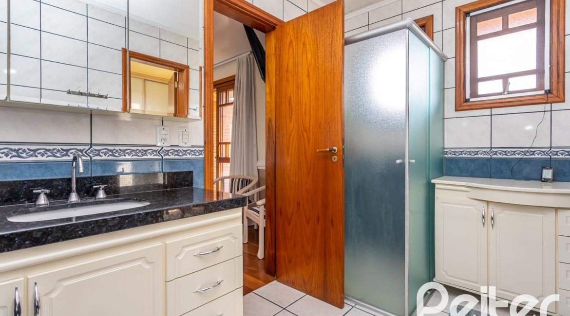 Casa à venda com 226m², 2 dormitórios, 1 suíte, 4 vagas, no bairro Teresópolis em Porto Alegre