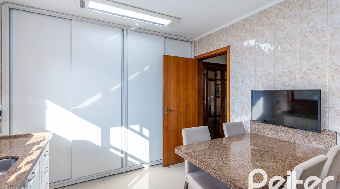 Casa à venda com 226m², 2 dormitórios, 1 suíte, 4 vagas, no bairro Teresópolis em Porto Alegre