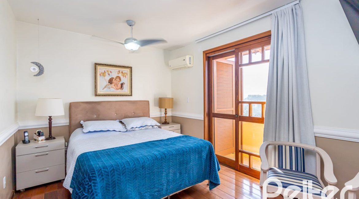 Casa à venda com 226m², 2 dormitórios, 1 suíte, 4 vagas, no bairro Teresópolis em Porto Alegre