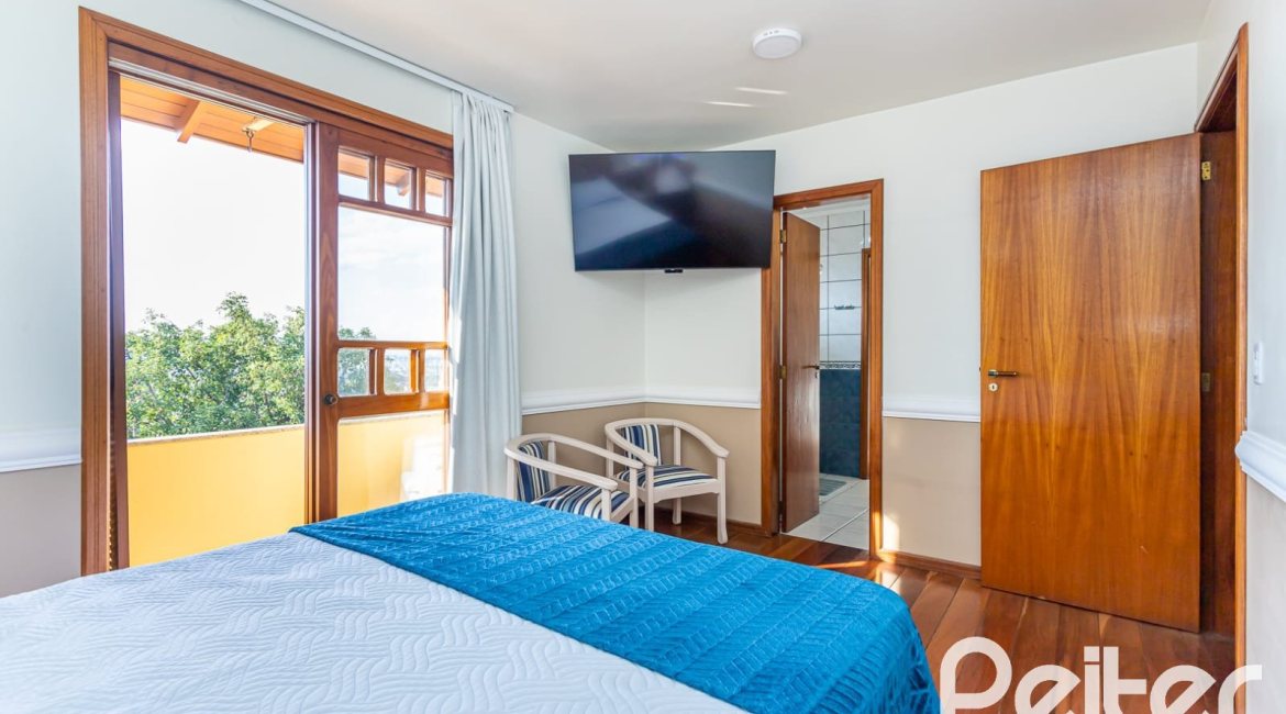 Casa à venda com 226m², 2 dormitórios, 1 suíte, 4 vagas, no bairro Teresópolis em Porto Alegre