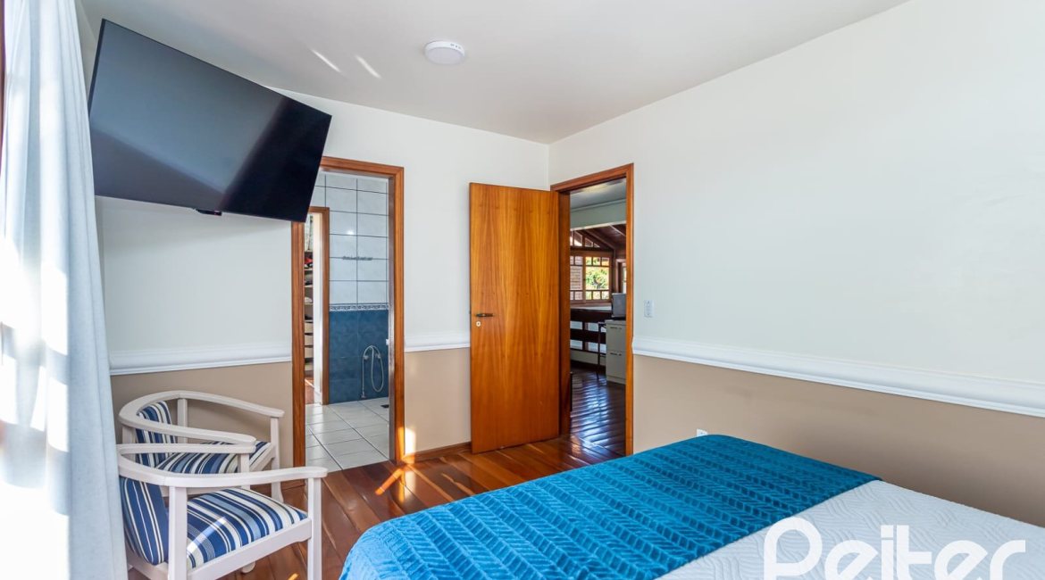 Casa à venda com 226m², 2 dormitórios, 1 suíte, 4 vagas, no bairro Teresópolis em Porto Alegre