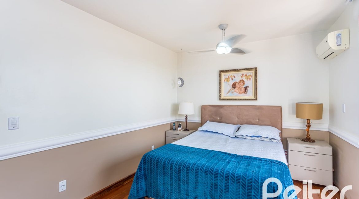 Casa à venda com 226m², 2 dormitórios, 1 suíte, 4 vagas, no bairro Teresópolis em Porto Alegre
