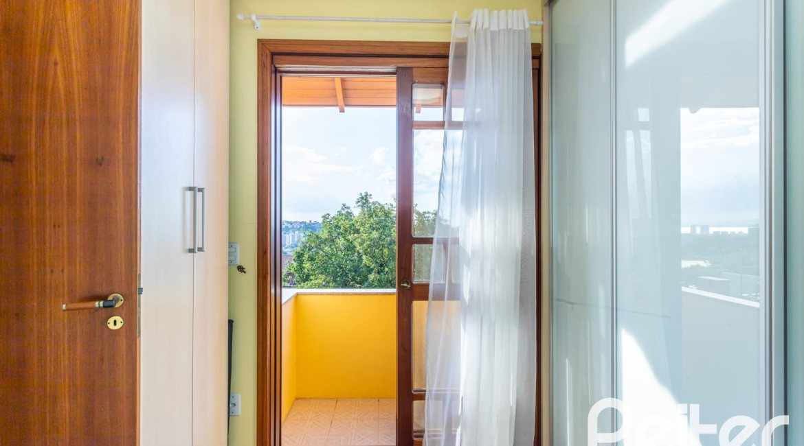 Casa à venda com 226m², 2 dormitórios, 1 suíte, 4 vagas, no bairro Teresópolis em Porto Alegre