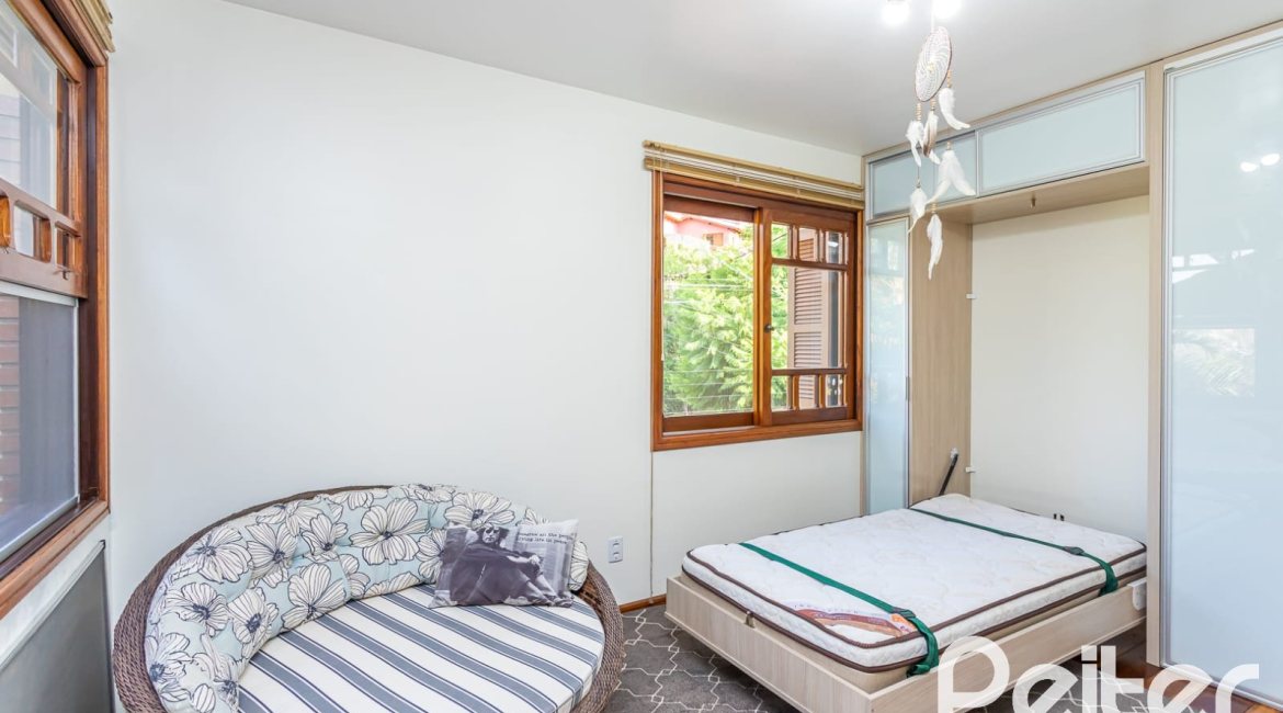 Casa à venda com 226m², 2 dormitórios, 1 suíte, 4 vagas, no bairro Teresópolis em Porto Alegre