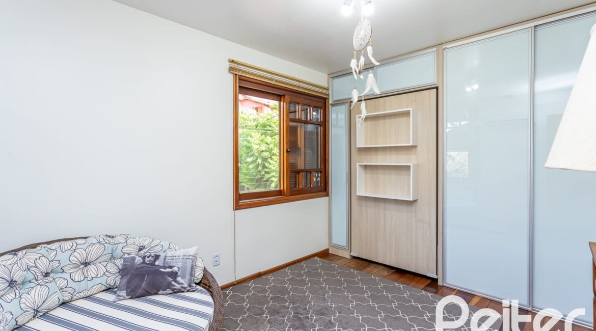 Casa à venda com 226m², 2 dormitórios, 1 suíte, 4 vagas, no bairro Teresópolis em Porto Alegre
