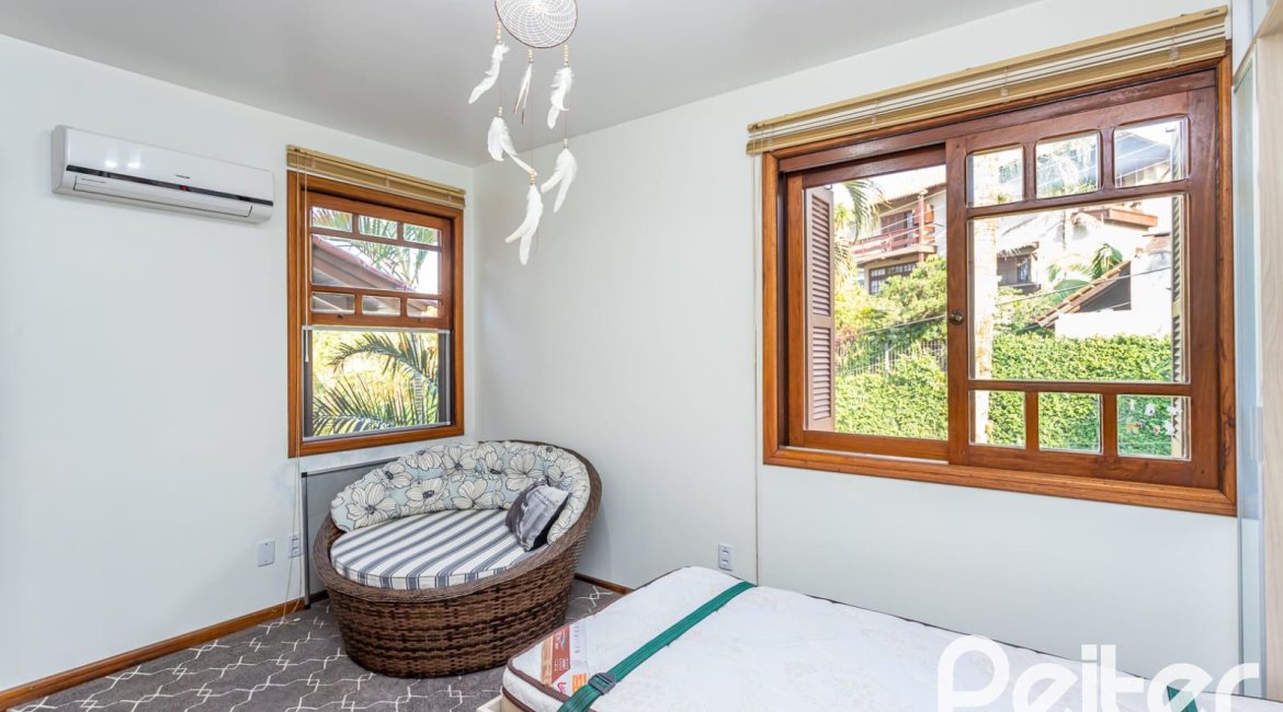Casa à venda com 226m², 2 dormitórios, 1 suíte, 4 vagas, no bairro Teresópolis em Porto Alegre