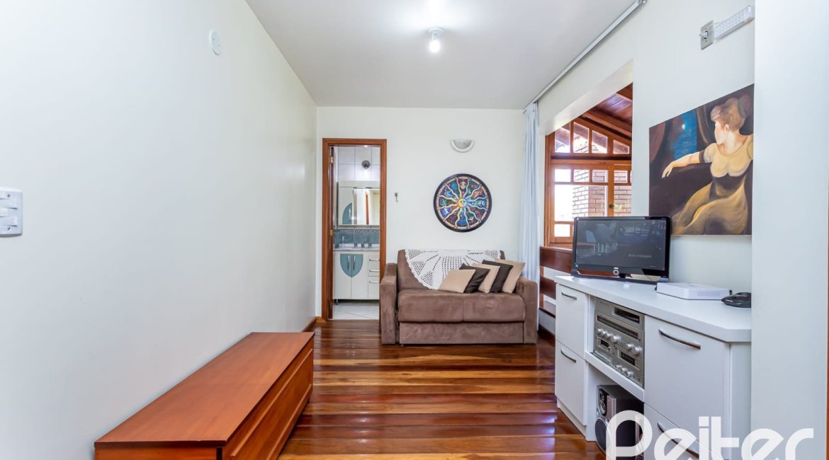 Casa à venda com 226m², 2 dormitórios, 1 suíte, 4 vagas, no bairro Teresópolis em Porto Alegre