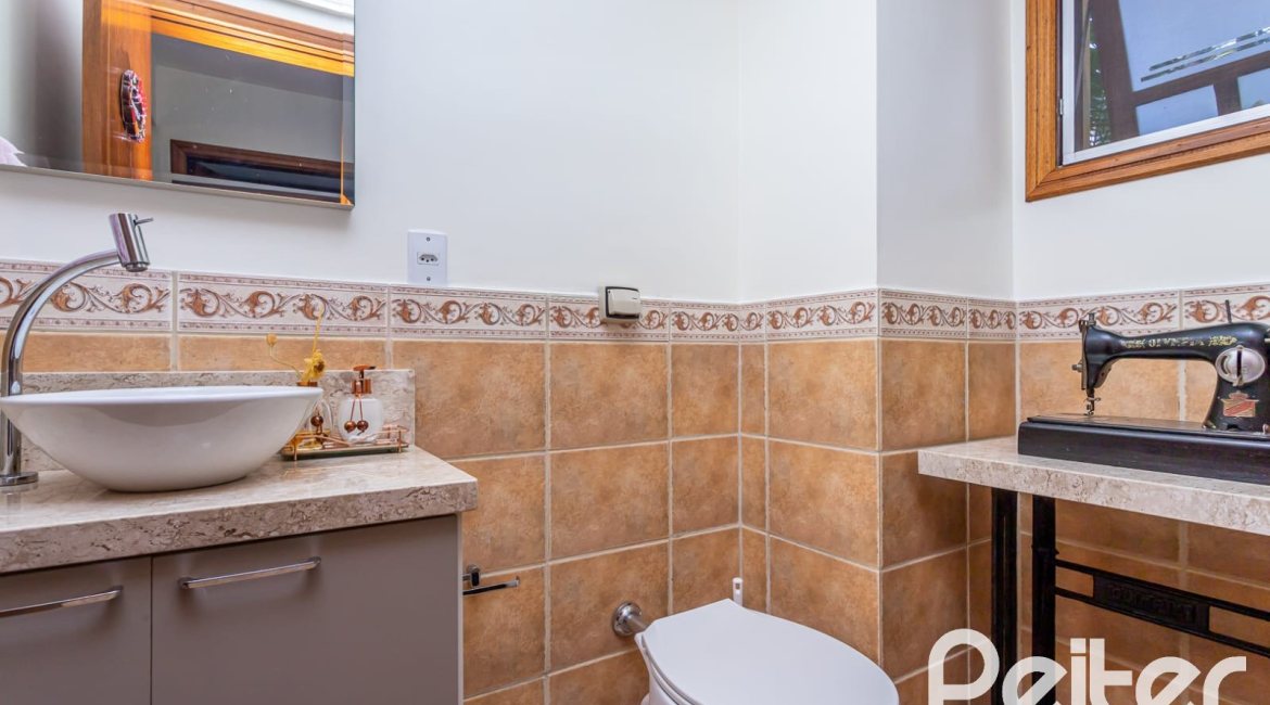 Casa à venda com 226m², 2 dormitórios, 1 suíte, 4 vagas, no bairro Teresópolis em Porto Alegre